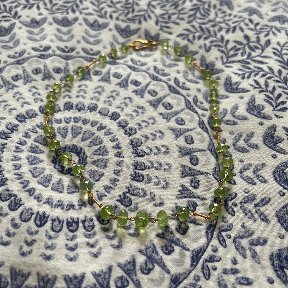 Green crystal and gold (semi-choker) necklace